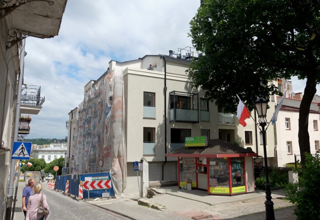 Przedsiębiorstwo budowlane BESTA z Rzeszowa, buduje kamienicę przy ul. Fredry w Przemyślu. Inwestorem jest miejscowa firma Bomi.

Będzie to budynek mieszkalno-usługowy z miejscami postojowymi dla samochodów osobowych w parkingu podziemnym. Ze względu na historyczną zabudowę w pobliżu, budynek ma podcienia, będące przedłużeniem istniejących, zadaszone podwórze ze świetlikami.

Powierzchnia zabudowy to 699 m2, kubatura ok. 8700 m3, wysokość 17 m. Łączna powierzchnia użytkowa to 2282 m2.

