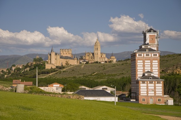 Miasto Segovia w Hiszpanii widok na Zamek Alcazar i Katedrę