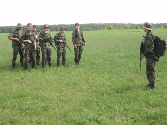 Uczniowie klas mundurowych z ZSP nr 3 w Bełchatowie podczas zajęć na poligonie