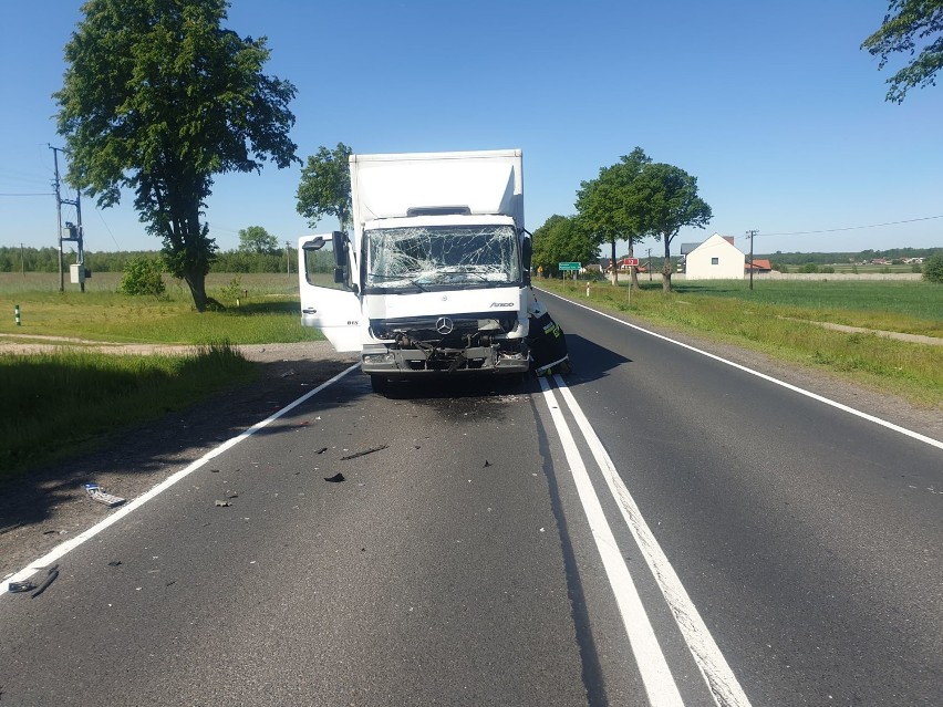 Trzy auta zderzyły się na drodze krajowej nr 12 w Radoni w powiecie opoczyńskim. Jeden z kierowców w szpitalu [ZDJĘCIA]