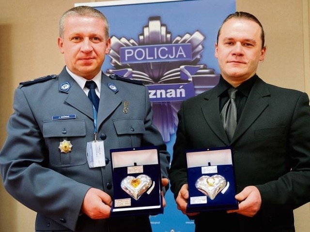 W Komendzie Miejskiej w Poznaniu policjanci przekazali  na licytację  dwa srebrne serduszka