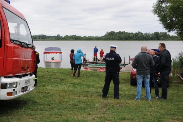 Straż pożarna wznowiła około 10 poszukiwania dwojga ludzi, którzy wczoraj wieczorem zaginęli na jeziorze w Mórce. Na miejscu działała m.in. specjalistyczna grupa ratownictwa wodno-nurkowego z Kościana i Poznania. Około godz. 11.20 nurkowie zlokalizowali i wydobyli jedno ciało, a godzinę później drugie. To małżeństwo z powiatu śremskiego.


CZYTAJ WIĘCEJ: Jezioro Cichowo-Mórka: utonęło małżeństwo. Znaleziono zwłoki [ZDJĘCIA, FILM]