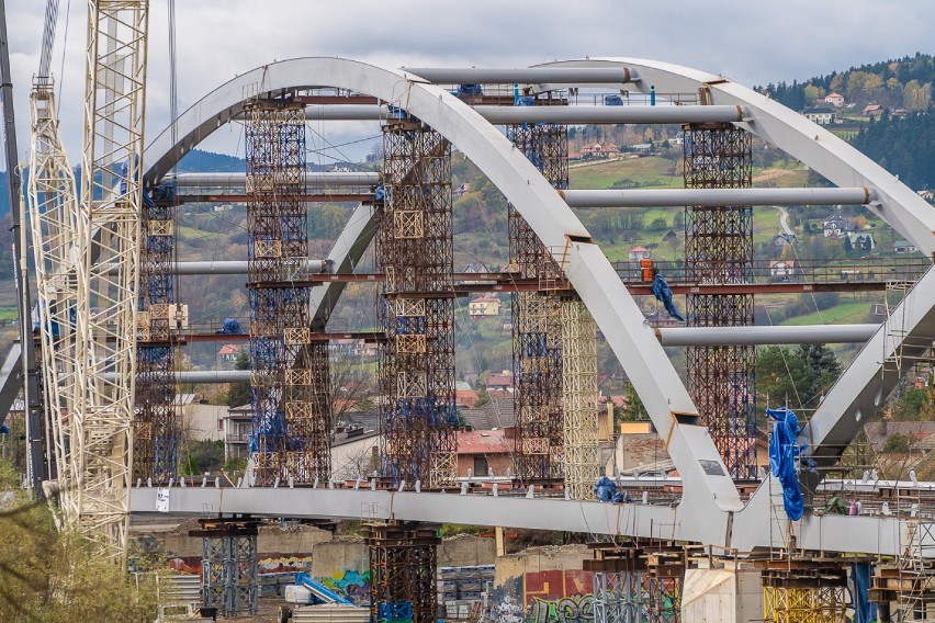 Nowy Sącz. Budowę mostu Heleńskiego utrudnia wiatr [ZDJĘCIA]