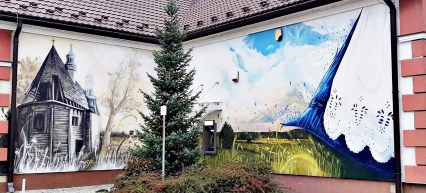 Mural na ścianie Gminnego Ośrodka Kultury w Sękowej jest już gotowy. Tematyka nawiązuje do kultury i historii gminy [ZDJĘCIA]