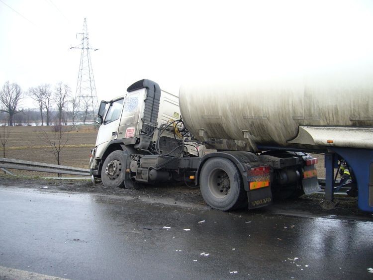 Straż Żory: Hyundai zderzył się z ciężarówką cysterną. Drugi pojazd zawisł na skarpie FOTO