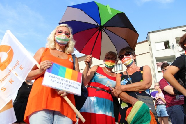 - Ostatnie akcje warszawskiej policji to inicjatywa władzy wymierzona w środowiska LGBT - mówią członkowie "Tęczowego Opola". - Nie, to zwykłe działania mające na celu egzekwowanie prawa - tłumaczą przedstawiciele środowisk narodowych.