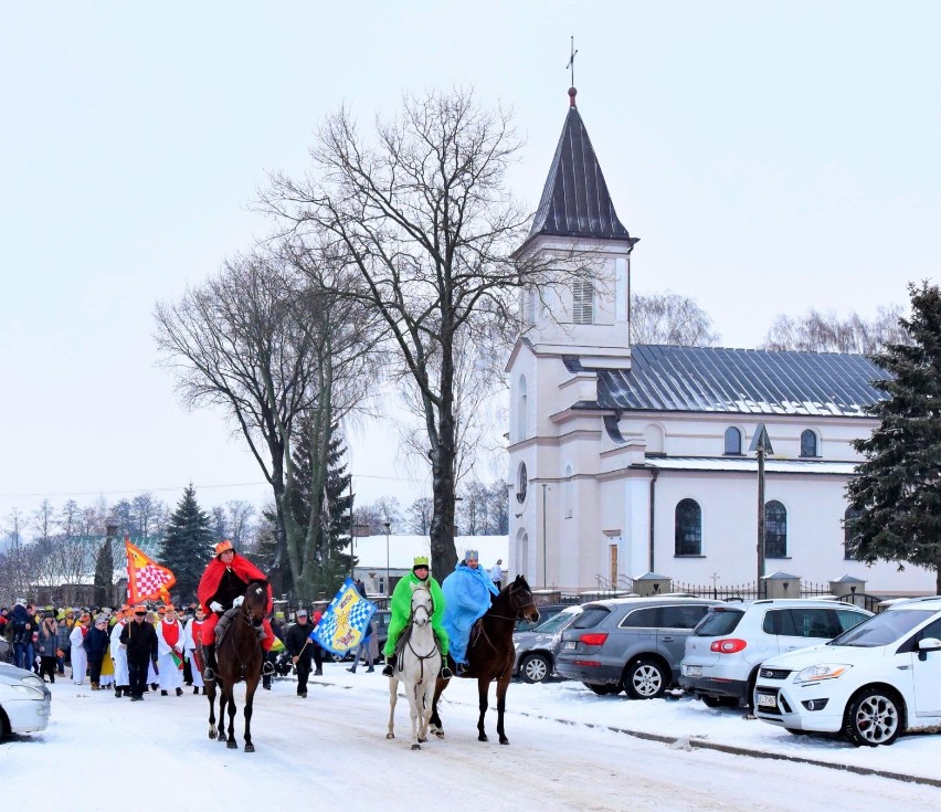 Orszak Trzech Króli 2020 w Grabowie. Trzej królowie przyjechali na koniach (zdjęcia)