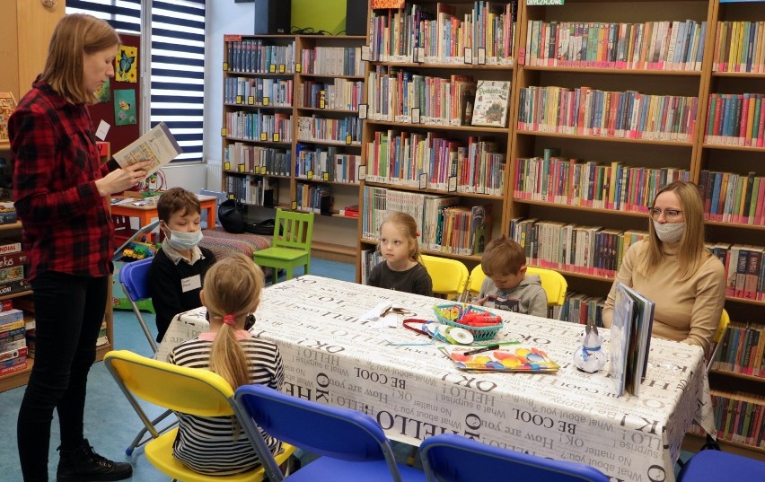 Feryjne zajęcia dla dzieci w bibliotece przy ul. Mikołaja z...