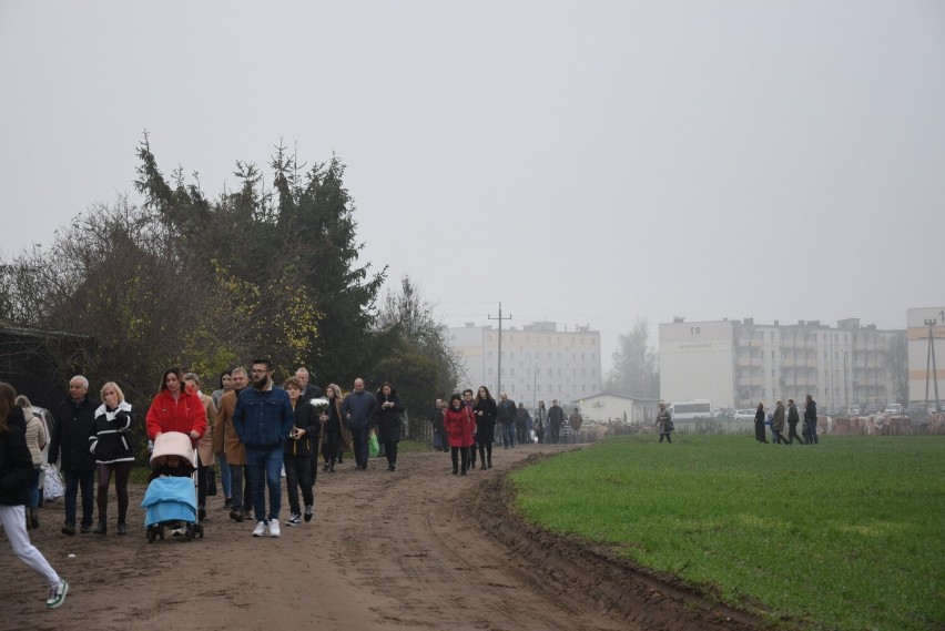 Mieszkańcy Sępólna tłumnie ruszyli na groby bliskich na...