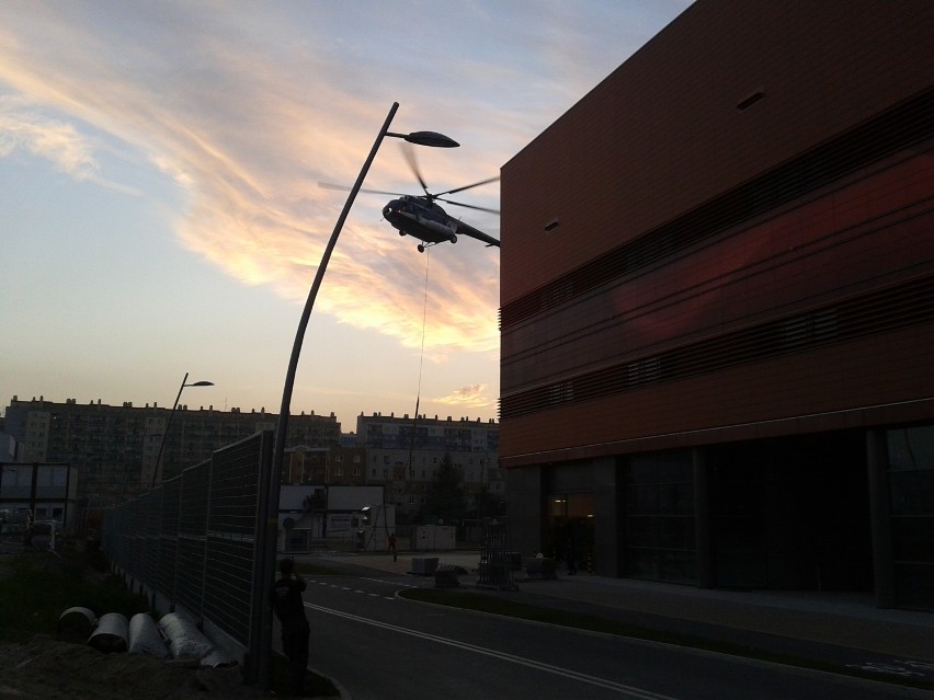 Nad Millenium Hall lata helikopter. Montują klimatyzatory