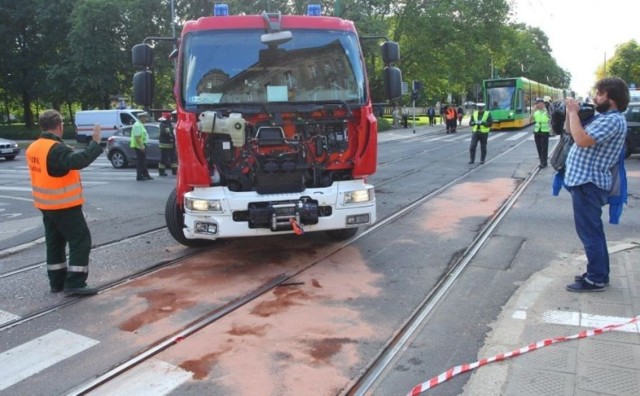 Wypadek na Fredry/Niepodległości - Wóz strażacki zderzył się z tramwajem