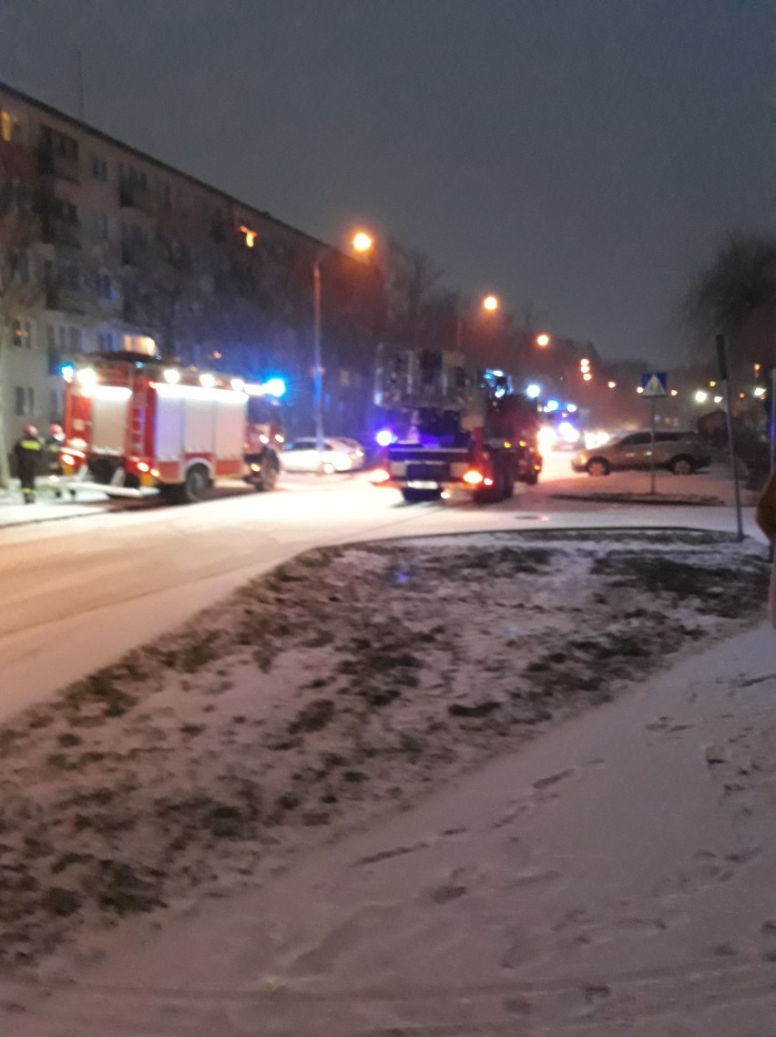 Pożar w bloku przy ulicy Krzywoustego w Inowrocławiu [zdjęcia]