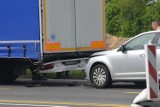 Kolizja na budowanym odcinku A1 pod Piotrkowem: zderzenie ciężarówki z samochodem osobowym