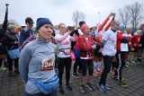 W Będzińskim Półmaratonie Niepodległości wystartowało aż 700 biegaczy! Odśpiewali hymn i wyruszyli na trasę biegu. Zobacz ZDJĘCIA