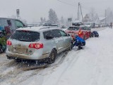 Dużo wypadków na Podhalu. Mocno sypnęło śniegiem, warunki na drogach zrobiły się bardzo trudne