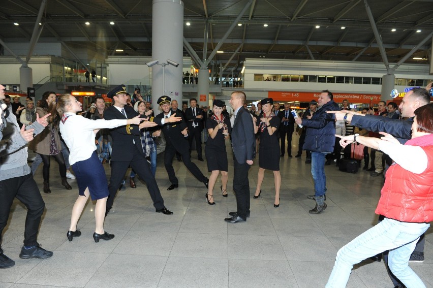 Flashmob na Okęciu. Taniec dla półmilionowego pasażera...