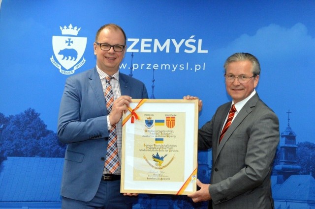 Wizyta delegacji Paderborn w Niemczech, miasta partnerskiego Przemyśla. Goście obejrzeli m.in. Centrum Pomocy Humanitarnej przy ul. Lwowskiej, polsko-ukraińskie przejście graniczne w Medyce oraz były hotel przy hali sportowej, który ma zostać adaptowany na lokale dla uchodźców z Ukrainy. Nz. od lewej Wojciech Bakun, prezydent Przemyśla i Michael Dreier, burmistrz Paderborn.