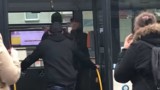 Bójka w autobusie na Placu Wolności w Rybniku [WIDEO]