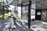 W Suwałkach pracownicy Ośrodka Sportu i Rekreacji dezynfekują przystanki autobusowe [Zdjęcia]