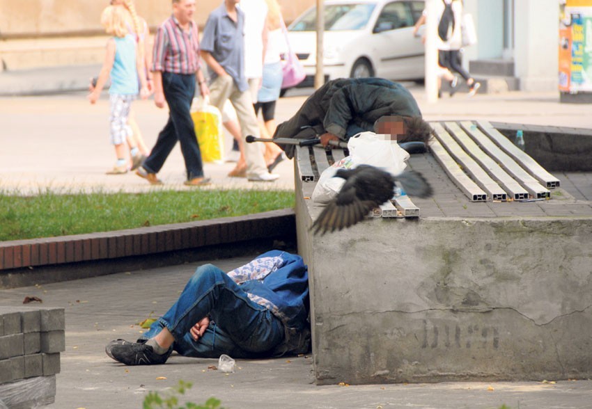 Na kloszardów śpiących na ławkach nie ma rady, jeśli nie...