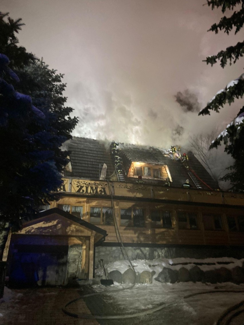Bukowina Tatrzańska. Duży pożar w drewnianym pensjonacie. Zaczęło się od zadymienia. Teraz z ogniem walczy ponad 20 zastępów strażackich 