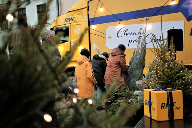 Inowrocław jest jednym z 17 miast, do których przed Bożym Narodzeniem dotrze konwój RMF FM w ramach akcji "Choinki pod choinkę". Radiowa impreza odbędzie się w mieście w sobotę, 17 grudnia. Na zdjęciach migawki z przedświątecznej trasy RMF FM po Polsce
