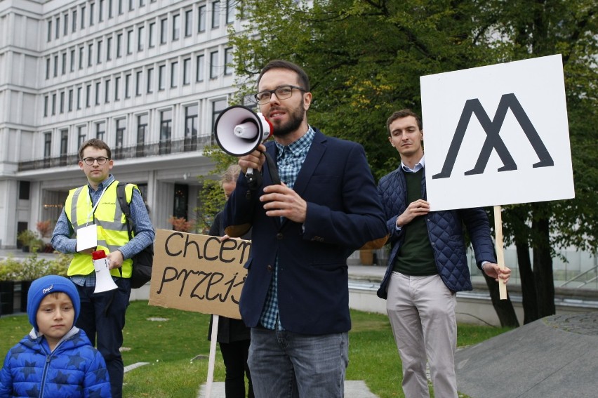 Piesza Masa Krytyczna 2019 przeszła ulicami Warszawy. Walczą o szersze chodniki, zebry i bezpieczeństwo