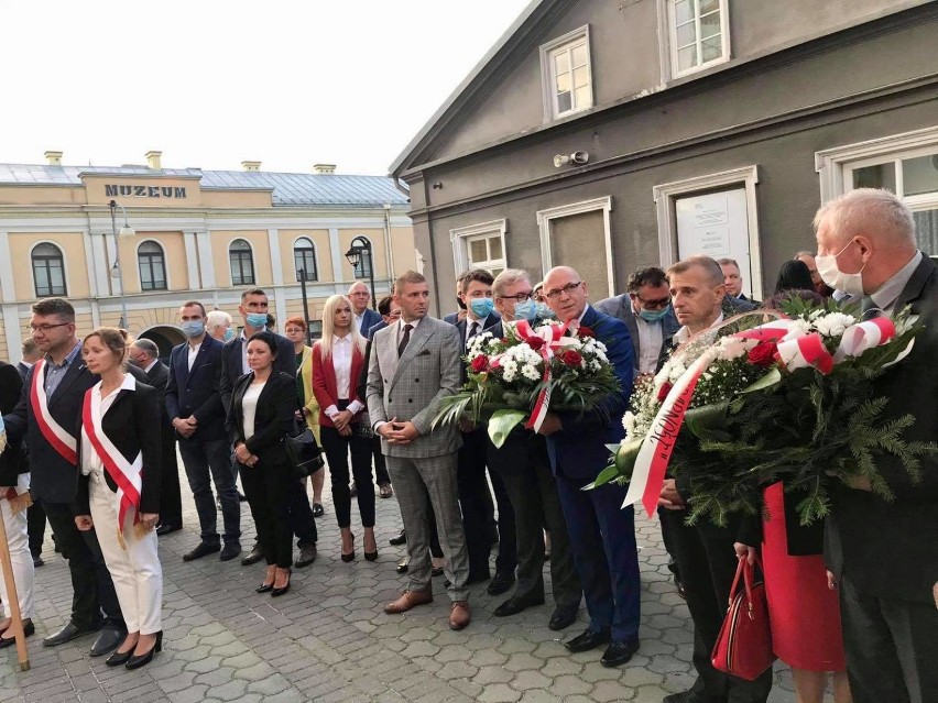 Obchody 40. rocznicy powstania Solidarności w Radomsku. Msza św. i kwiaty pod tablicą błogosławionego ks. Popiełuszki [ZDJĘCIA]