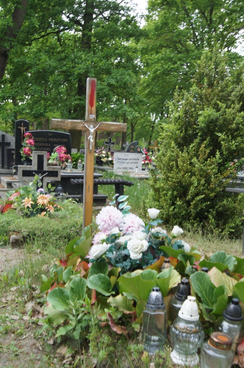 Osjaków: Ksiądz zlecił pomalowanie krzyży na zaniedbanych grobach