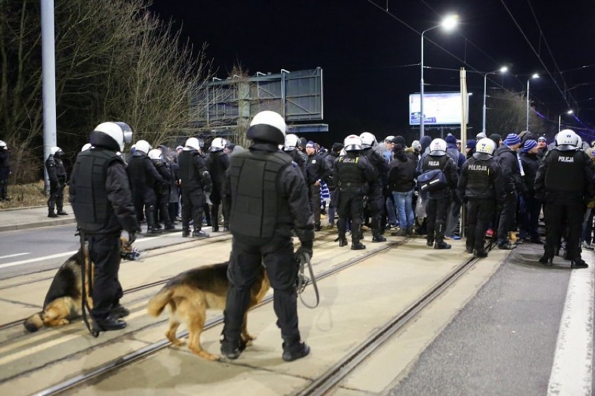 Pogoń - Lech. Policyjna eskorta kibiców Kolejorza [zdjęcia]