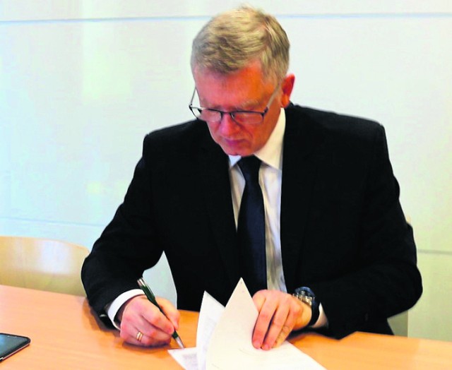 Burmistrz Marek Madej podpisał umowę na dofinansowanie.