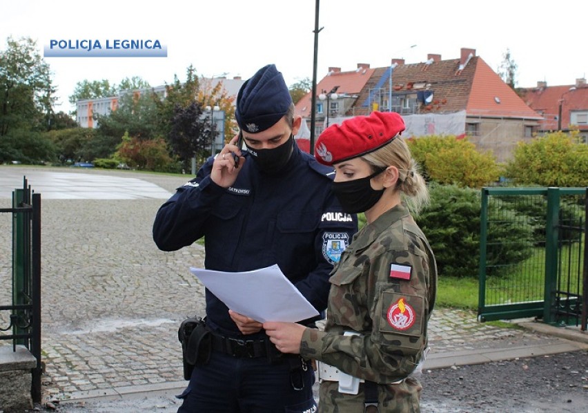 Policjanci w Legnicy sprawdzają, czy legniczanie stosują się...
