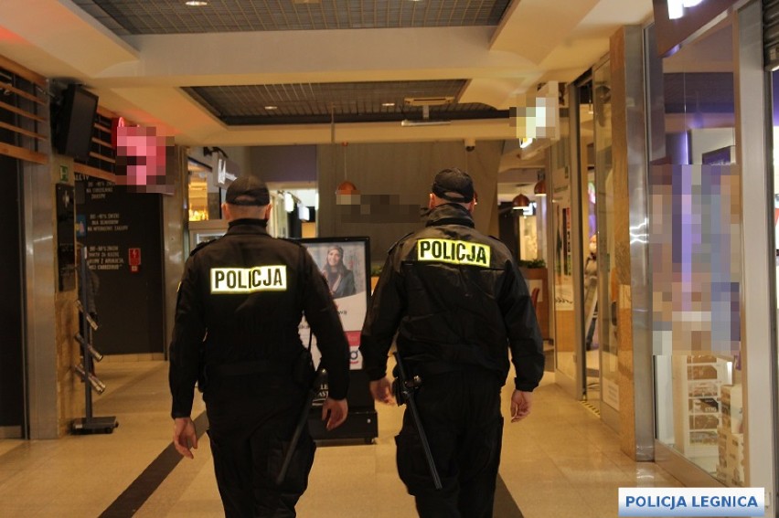 Policjanci w Legnicy sprawdzają, czy legniczanie stosują się...