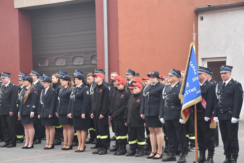 Gniezno. Powiatowe obchody Dnia Strażaka. Wyróżnienia, awanse zawodowe i orkiestra dęta [FOTO]