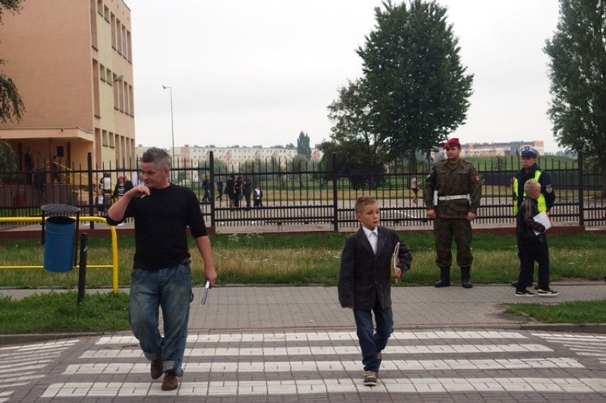 Służby mundurowe eskortowały dzieci do szkół
