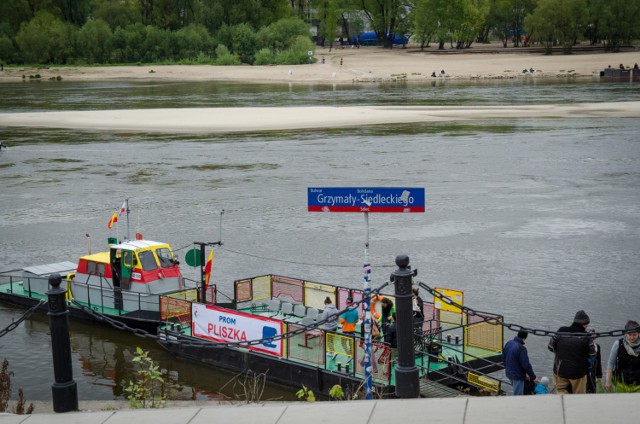 Pierwszy obowiązkowy przystanek nad rzeką to oczywiście okolice Płyty Desantu, skąd można się wybrać na spacer do Portu Czerniakowskiego. W odnowionej części nabrzeża można zobaczyć większość charakterystycznych jednostek zapewniających żeglugę po Wiśle. Najwytrwalsi mogą oczywiście obejść cały basen portowy - po drodze zauważą miejsce prac archeologicznych przy pochylni przedwojennej stoczni Maurycego Fajansa i jedyny w Europie Wake Park w centrum miasta, który  góruje nad Miejscem, restauracją na wodzie.

Zobaczcie też: Warsaw Spire tuż przed otwarciem. Byliśmy na 220-metrowej wieży i placu Europejskim
