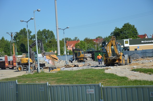 Żarski Lidl mieszczący się przy ul. Katowickiej 30 został zamknięty tydzień po Wielkanocy.  Na plac wjechały buldożery i ciężki sprzęt.  Na jego miejscu ma powstać nowy, jeszcze większy market tej samej firmy. Prace potrwają jeszcze kilka miesięcy. Robotnicy pracują od rana do późnego wieczora.



