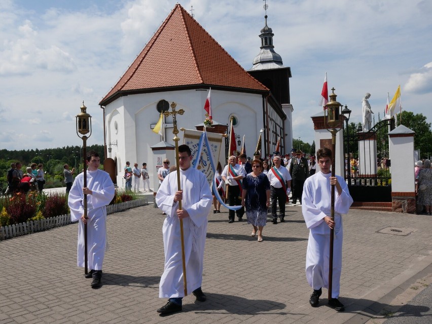 Boże Ciało Skoki. Ulicami miasta przeszła procesja. Wierni podążyli do czterech ołtarzy wokół rynku