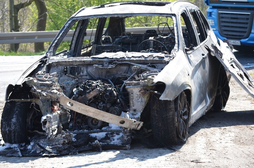 Na DK 12 w Nielubi doszczętnie spłonęło BMW. ZDJĘCIA 