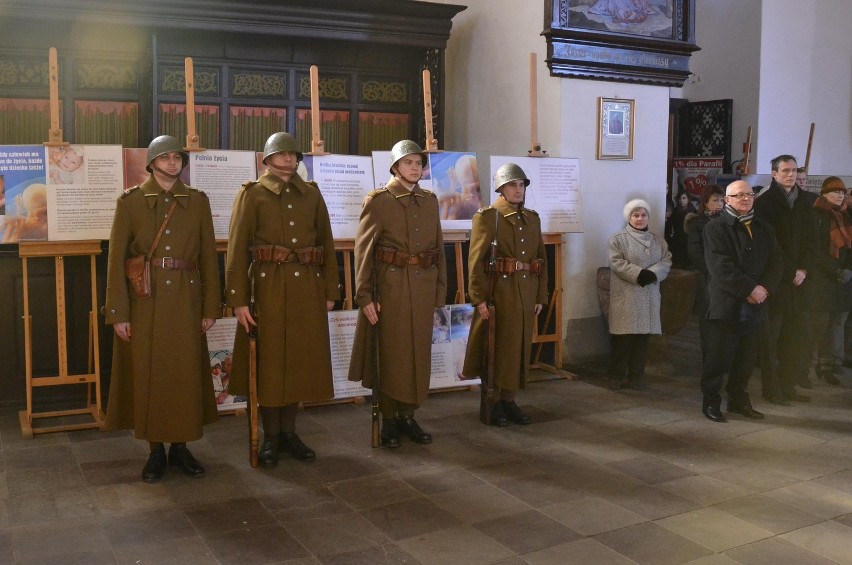 Uroczystość na cześć żołnierzy wyklętych w Malborku. Msza święta i przemarsz na skwer