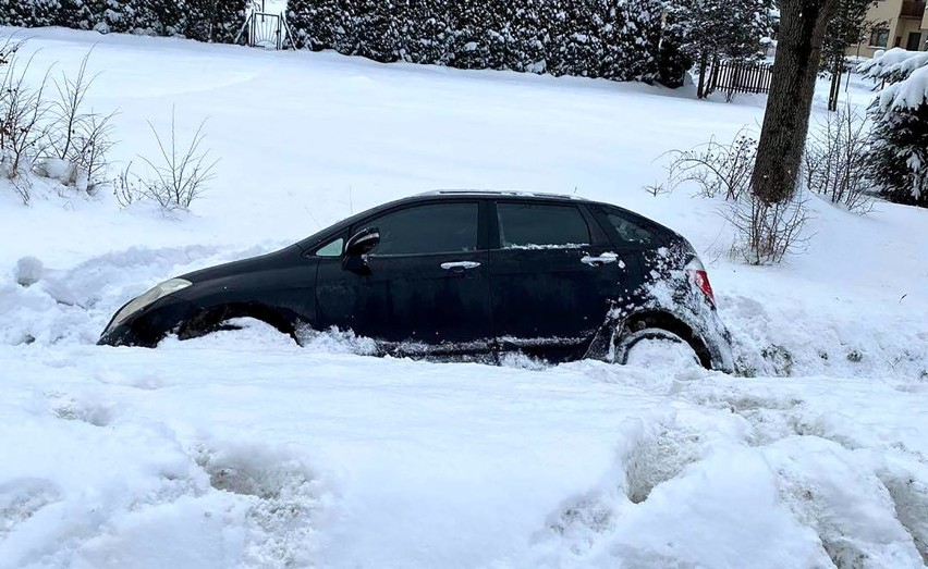 Ranna osoba w szpitalu. Auto w rowie. Utrudnienia na DK 75 w Nowej Wsi