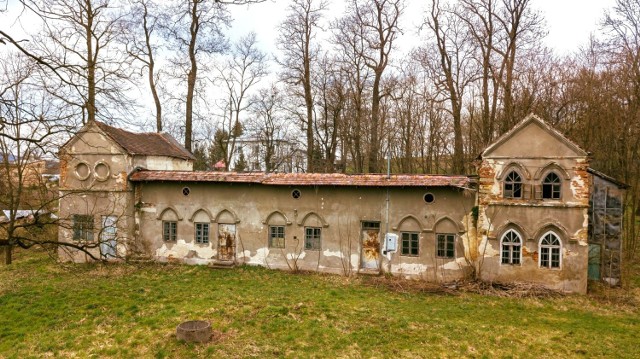 Budynek dawnej oranżerii w Krzywczy koło Przemyśla.