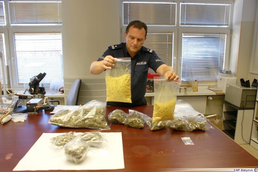 Policjanci zatrzymali 2 dealerów i narkotyki wartości 150 tysięcy złotych [zdjęcia]