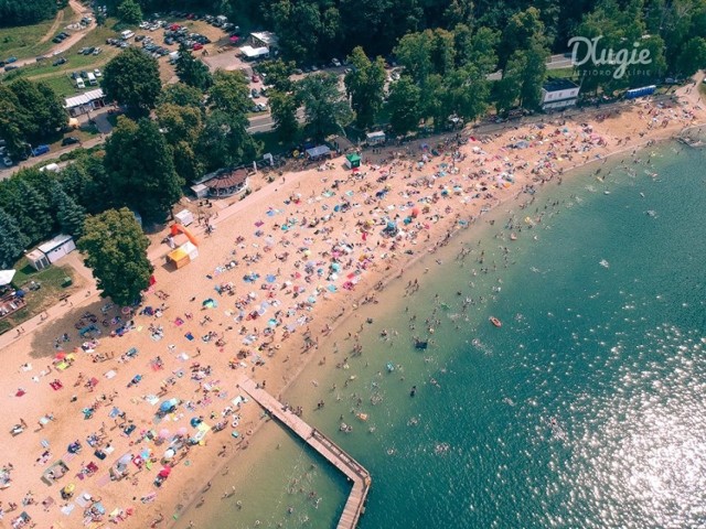 Na plaży w Długiem za 80 tys. zł powstaje minikompleks sportowo - wypoczynkowy. Ale to nie koniec nowości. Jeszcze w kwietniu - przed sezonem - zmieni się administrator kąpieliska.

Do lata jeszcze daleko,  nocami zdarza się jeszcze przymrozek. Pomimo tego na najdłuższej plaży w regionie - w Długiem - powstaje OSA, czyli Otwarta Strefa Aktywności.

Połowa z dotacji

- Będzie tutaj plac zabaw, mała siłownia i stół do tenisa stołowego. Zamontowane zostaną ławki, kosze, całość będzie ogrodzona. Nie zabraknie też zieleni - wylicza burmistrz Strzelec Mateusz Feder. Taka plażowa atrakcja kosztuje 80 tys. zł, ale połowę tej kwoty stanowi dotacja z budżetu państwa. Na pewno prace zakończą się jeszcze przed sezonem, który - jak zawsze - ma się rozpocząć pod koniec czerwca. 

Jednak OSA nie będzie na Długiem jedyną nowością w te wakacje. Zmieni się też administrator obleganego kąpieliska.
 
Wstęp wciąż za darmo

Przez ostatnie lata nadzorcą plaży było gorzowskie Stowarzyszenie Pomocy Bliźniemu im. Brata Krystyna (na miejscu ma bazę kolonijną, przez to pracownikom stowarzyszenia łatwiej było doglądać terenu cały rok). Jeszcze w kwietniu teren przejmie jednak strzeleckie Przedsiębiorstwo Gospodarki Komunalnej. Bez obaw: wstęp na plażę pozostanie bezpłatny (w przeciwieństwie do parkingów - za nie wciąż trzeba będzie płacić). 

Szykujcie się na zabawę!

Już wiadomo, że 27 lipca na jeziorem odbędzie  się kolejna edycja imprezy Disco Długie Festival. Gwiazdę zabawy już przedstawiono: będzie to zespół Piękni i Młodzi.

Zobacz wideo: Spływ Obrą to wspaniała przygoda


