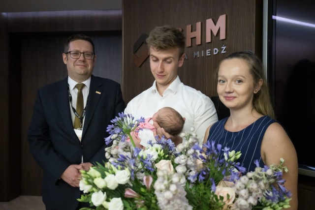 1500 Cudownym Tatą został pracownik oddziału KGHM, Zakładów Górniczych Polkowice Sieroszowice Kamil Spychała, któremu urodziła się córeczka Róża.