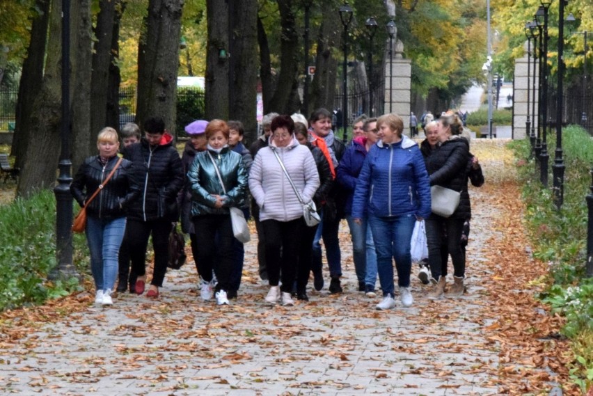 Jesienną aurę Parku Zdrojowego w Busku-Zdroju, w sobotę 16...