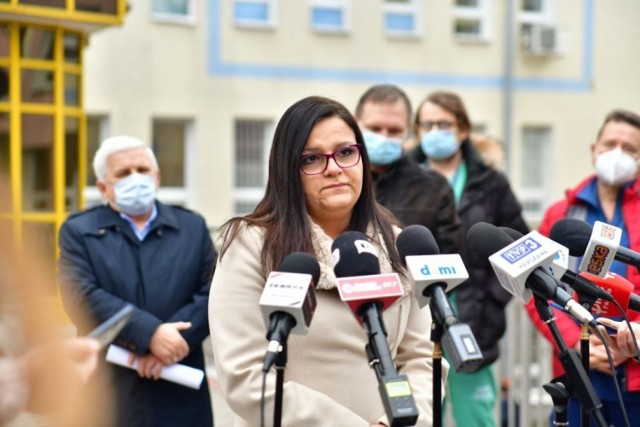 - W tej chwili mamy trójkę zakażonych dzieci, jedno z tych dzieci jest w bardzo ciężkim stanie na OIOM-ie. Najbardziej niepokojące jest to, że wracają do nas ze swoich domów kilkunastodniowe noworodki, zakażone i z ciężkimi zapaleniami płuc - mówi Magdalena Firlej, kierownik Oddziału Neonatologii Radomskiego Szpitala Specjalistycznego.