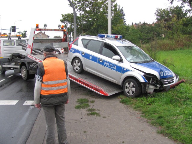 Radiowóz został poważnie uszkodzony.