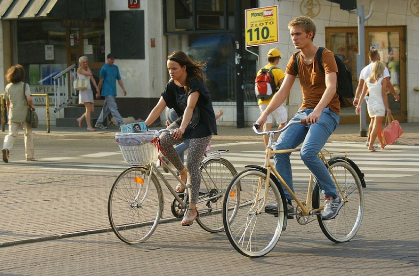 Na blogu Łódź Cycle Chic promują elegancję na rowerze.