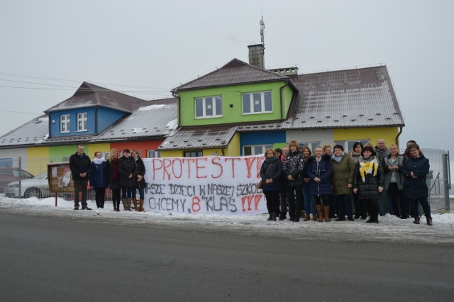 Rodzice dzieci, które uczą się w Szkole Podstawowej w Krasnem Potockiem, dowiedzieli się, że nie będą mieli ośmioklasowej podstawówki. Zostaną tu klasy od I do IV. Starsi mają uczyć się w Chomranicach. - Jeśli wójt nie zmieni zdania, pójdziemy do minister edukacji - zapowiadają